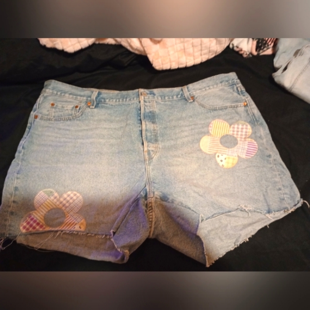 Flower patch Levi shorts size 24